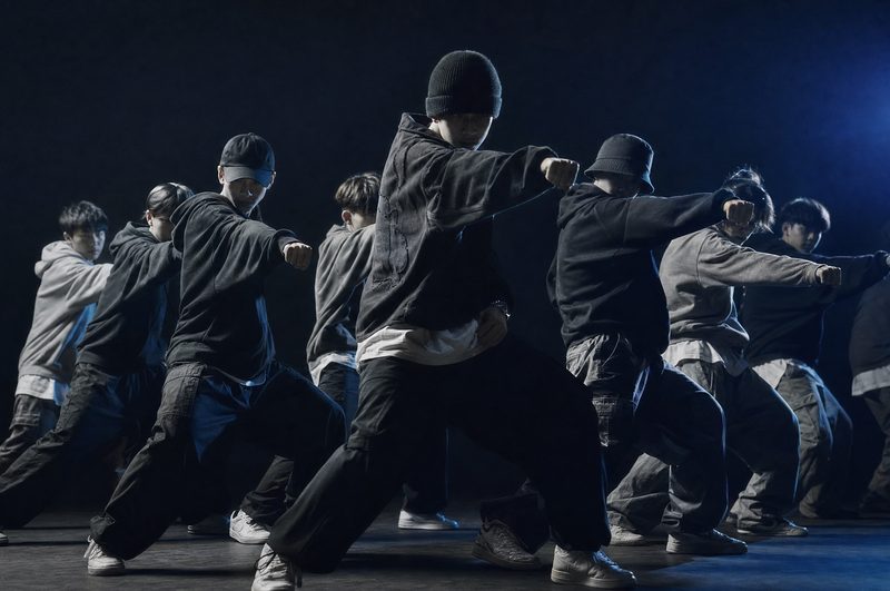 Hip hopová zostava v tesnej formácii počas tréningu