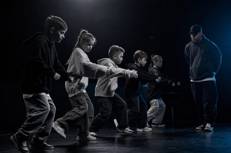 Deti na hodine street dance opakujú krok za trénerom